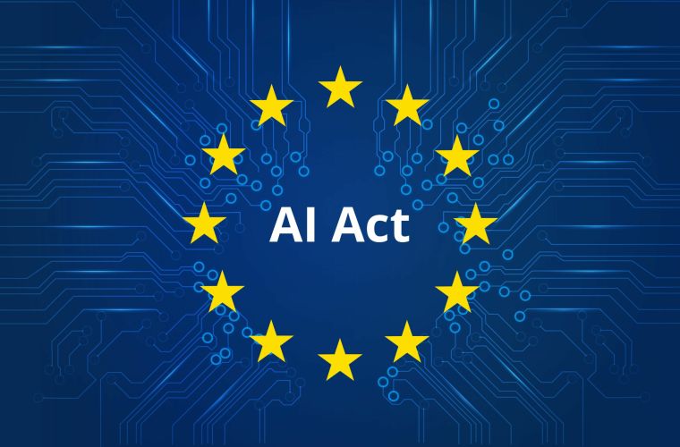Gelbe Sterne der EU-Flagge im Kreis auf dunkelblauem Hintergrund. In der Mitte steht "AI Act".