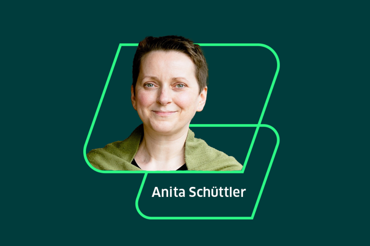 Anita Schüttler in einer hellgrünen Raute auf dunkelgrünem Hintergrund