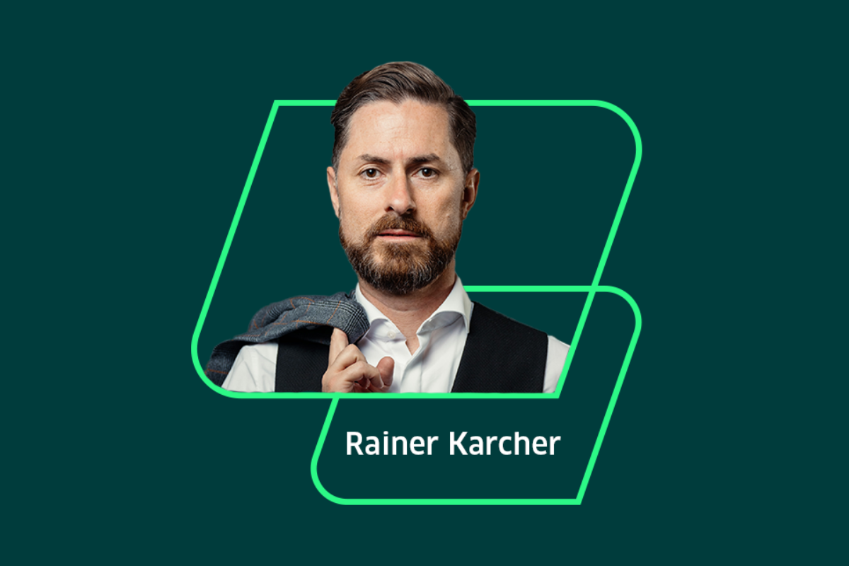 Rainer Karcher auf dunkelgrünem Hintergrund