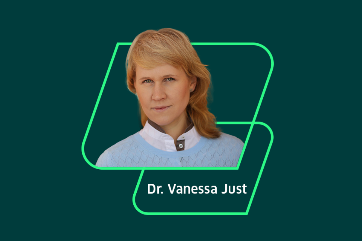 Dr. Vanessa Just in einer hellgrünen Raute auf dunkelgrünem Hintergrund