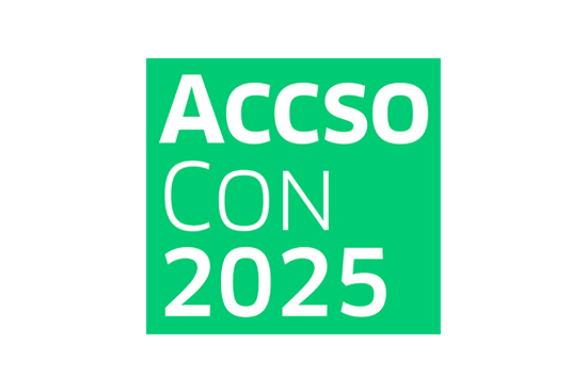 Weißer Schriftzug "AccsoCon 2025" auf hellgrünem Hintergrund