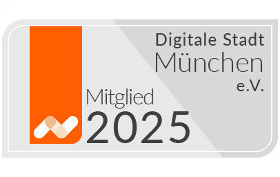 Logo mit einem grauen Hintergrund. Links ist ein vertikaler, orangefarbener Balken mit einem stilisierten weißen "M"-Symbol. Daneben steht der Text "Mitglied 2025" in schwarzer Schrift. Auf der rechten Seite befindet sich der Text "Digitale Stadt München e.V." in schwarzer Schrift.