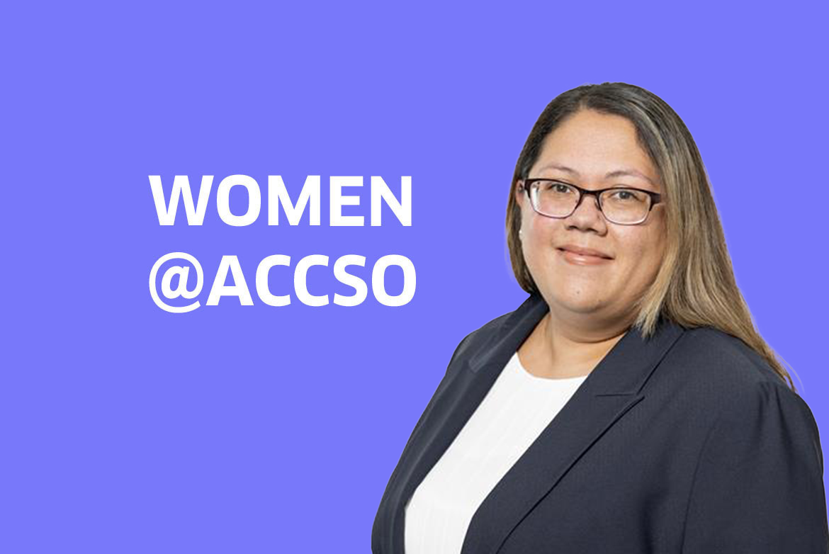 Business Requirements Engineer Sari Isabell Pusch vor einem lila Hintergrund. Neben ihrem Foto steht "Women@Accso" in weißen Buchstaben.