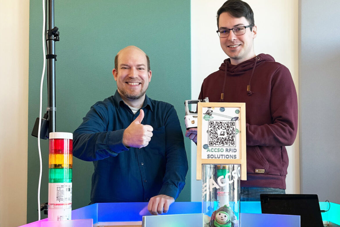 Manuel Scheiner und Alexander Marquardt vor dem Grand-Stack-Racer von Accso