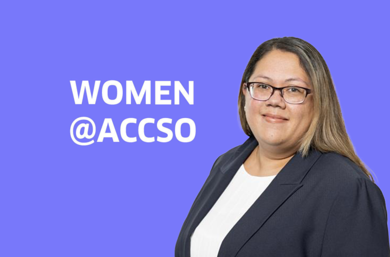 Business Requirements Engineer Sari Isabell Pusch vor einem lila Hintergrund. Neben ihrem Foto steht "Women@Accso" in weißen Buchstaben.