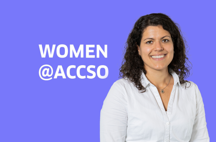 Women@Accso mit Lea Fries zeigt ein Porträt von Lea vor einem lilanen Hintergrund.