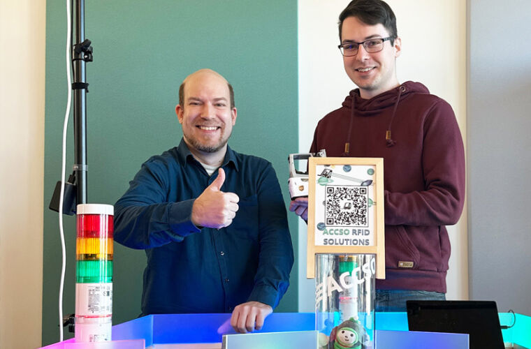 Manuel Scheiner und Alexander Marquardt vor dem Grand-Stack-Racer von Accso