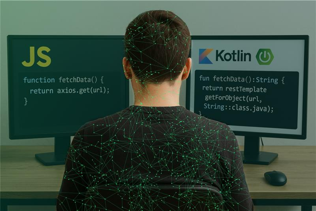 Migration von Microservices: Ein Softwareengineer sitzt vor zwei Bildschirmen, auf dem linken Java Script auf dem rechten Kotlin.