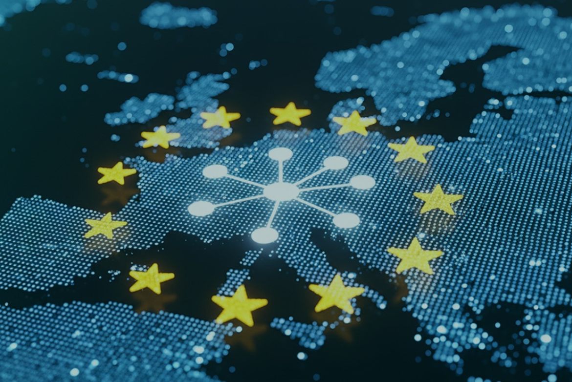 Europakarte aus blauen Punkten mit einem zentralen weißen Netzwerkknoten, von gelben EU-Sternen umrahmt – Symbol für europäische Konnektivität.