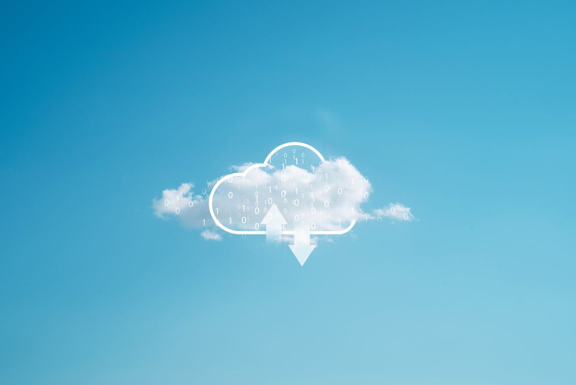 Blauer Himmel mit einer zentralen weißen Cloud-Icon, umgeben von Binärcode; Pfeil zeigt Upload/Download in der Cloud.