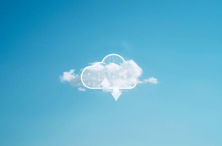 Blauer Himmel mit einer zentralen weißen Cloud-Icon, umgeben von Binärcode; Pfeil zeigt Upload/Download in der Cloud.