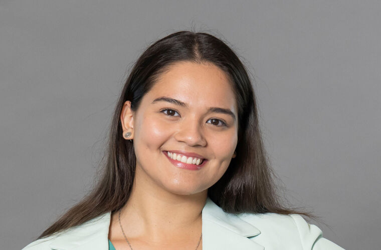 Sofia Aranda-Simbrón mit leicht geneigtem Kopf in die Kamera lächelnd.