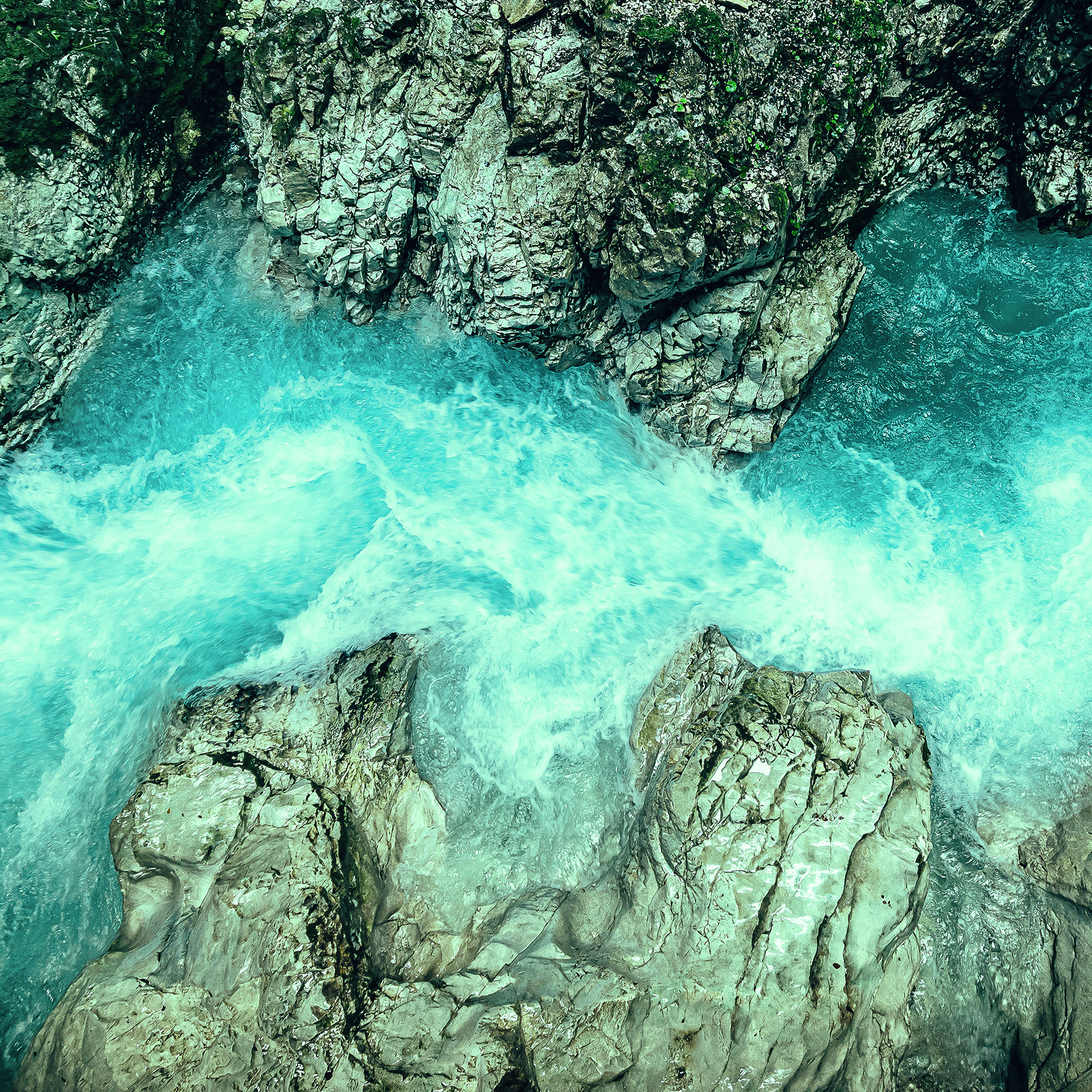 Ein Fluss, der durch eine felsige Landschaft fließt.