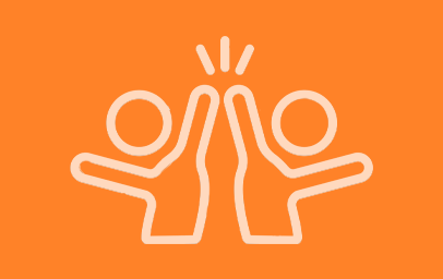Icon von zwei Personen, die sich ein High-Five geben auf orangenem Hintergrund.